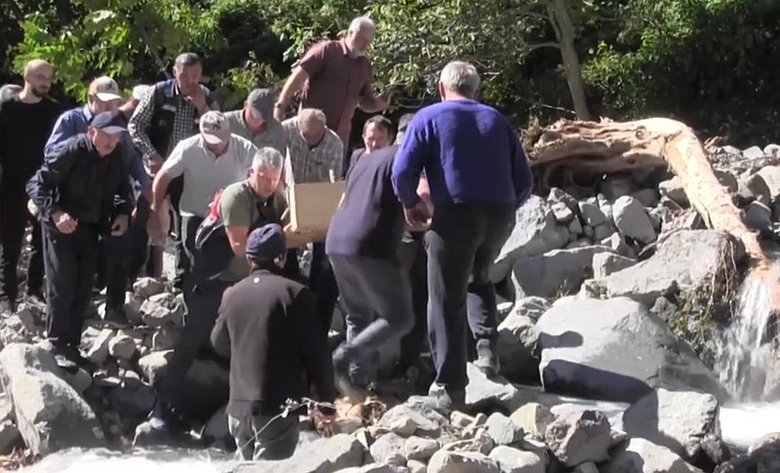 artvindeki-sel-felaketi-sonrasi-hayat-felc-oldu-cenazeyi-2-kilometre-boyunca-elden-ele-tasilar-1758708865825.jpg