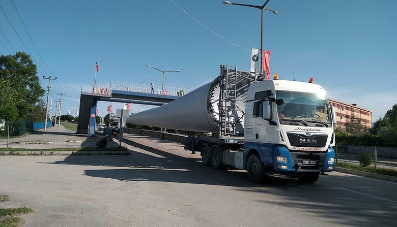 75 metre uzunluğundaki rüzgar türbininin kanatları tırlarla taşındı