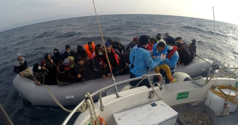 Ayvacık açıklarında, lastik bottaki 54 kaçak göçmen kurtarıldı