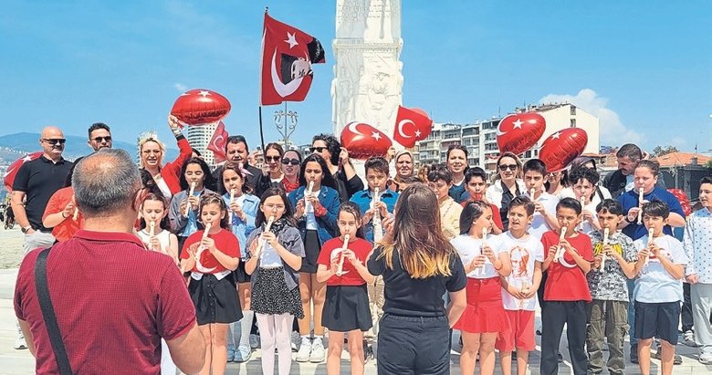 İzmir’de miniklerin neşeli flüt etkinliği