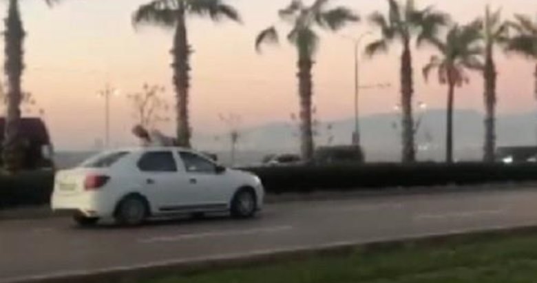 İzmir’de gören şoke oldu: Seyir halindeki aracın üstüne çıktı