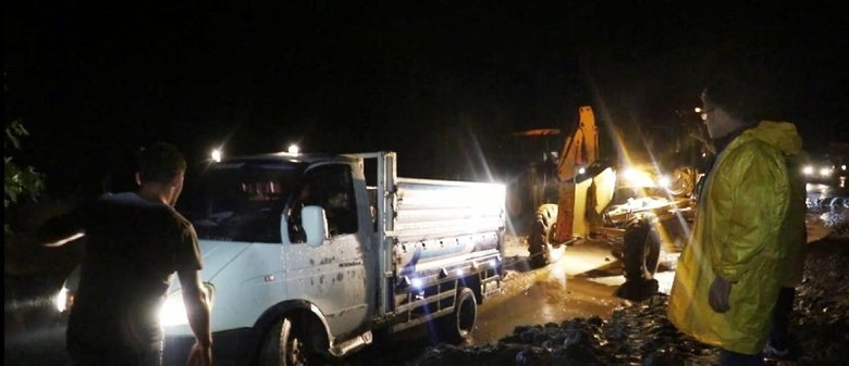 Şiddetli yağmur heyelana neden oldu, yol kapandı