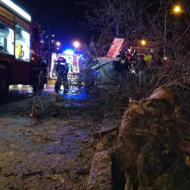 Porsche marka lüks araç kaldırıma çarparak yan yattı