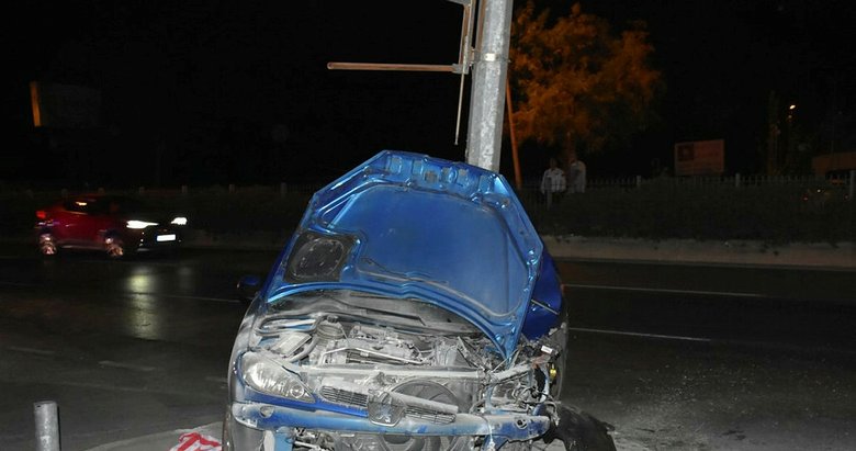 Karşıyaka’da feci kaza! Otomobil hurdaya döndü