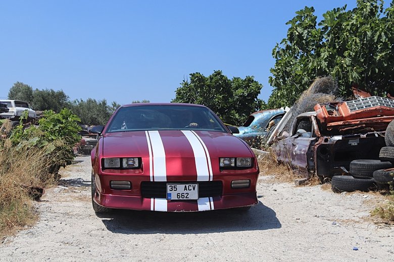 Toplayıp tamir ediyorlar milyonlarca liraya satıyorlar! İzmirli kardeşler hurda araçlara hayat veriyor