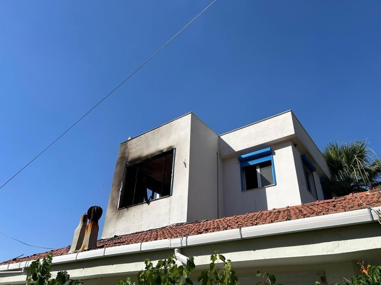 Menderes’te alevler yerleşim yerine ulaştı! Evlerdekilerin yangın paniği kamerada