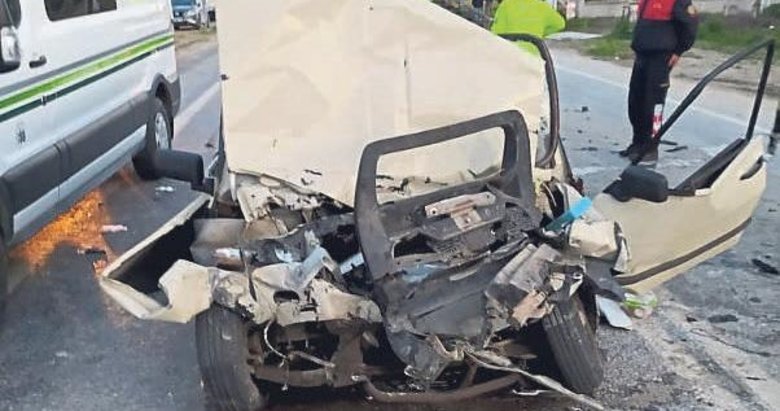 İki araç çarpıştı alkollü sürücü kurtuldu diğeri öldü