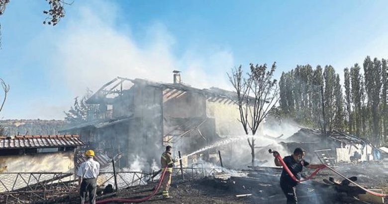 Uşak’ta 2 katlı ev ve bir ahır yangında harabeye döndü