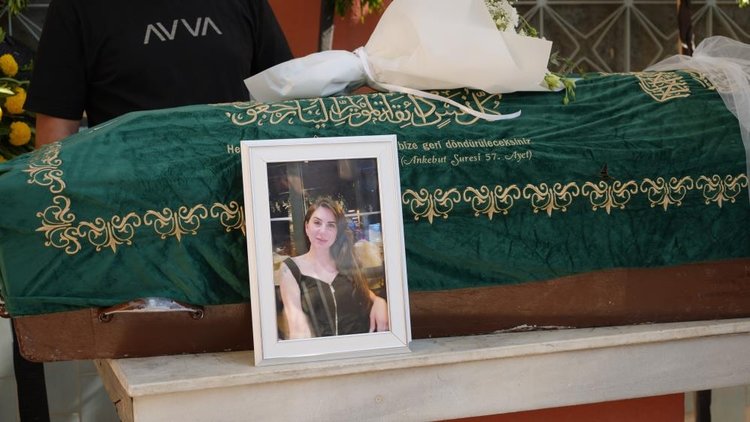 İzmir’deki uçak kazasında hayatını kaybeden Berfu’ya acı veda