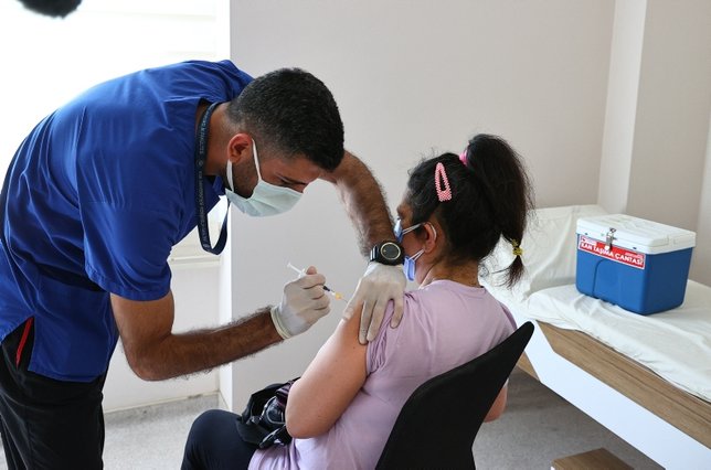 İzmir'de yoğun mesai! Günlük 101 bin doz aşı