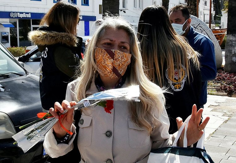 Bodrum’da cüzdanını düşüren kadın, polisin telefonuyla sevindi