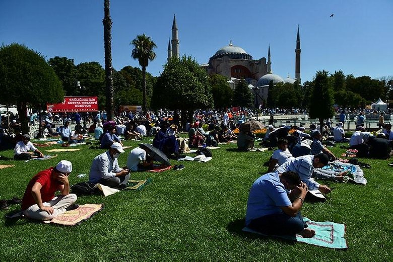 86 yıllık zincir kırıldı! Ayasofya Camii’nde ilk cuma namazı