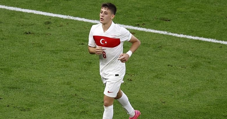 Arda Güler sevgilisiyle Bodrum’da yorgunluk atıyor