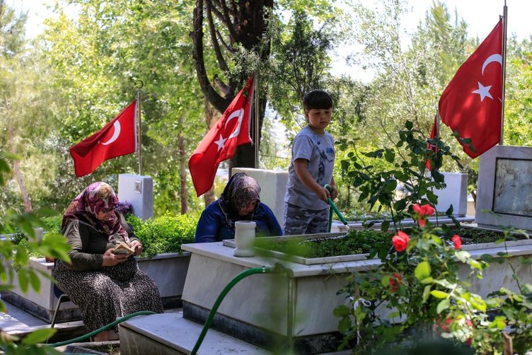 İzmir’de aileler şehitleriyle bayramlaştılar