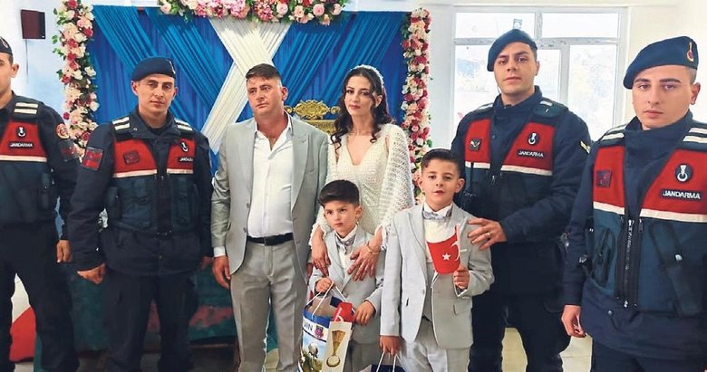 Sünnetini kahramanlarıyla kutladı