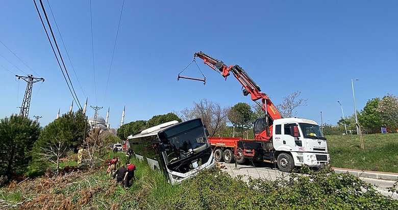 Çanakkale’de şarampole kayan yolcu otobüsü vinçle çıkarıldı
