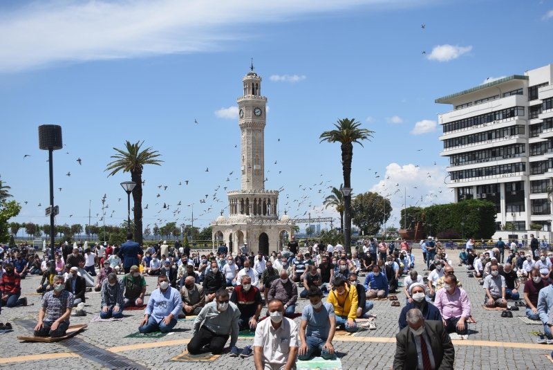İzmir’de cuma namazı! Vatandaşlar Konak Meydanı’nda buluştu