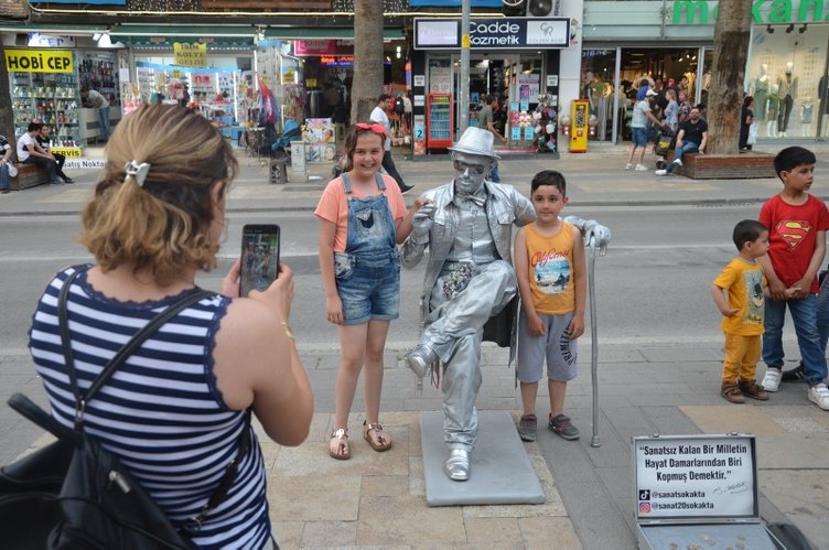 Denizli’de tek ayağının üstünde oturan heykel adam görenleri şaşırttı