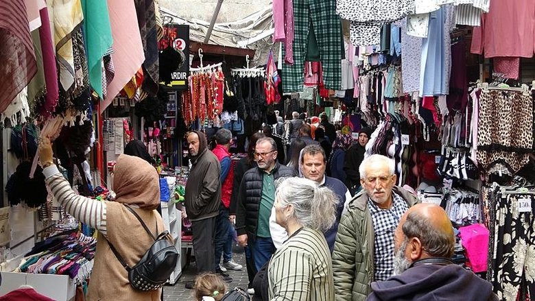 İzmir’deki Tarihi Kemeraltı Çarşısı’nda bayram hareketliliği