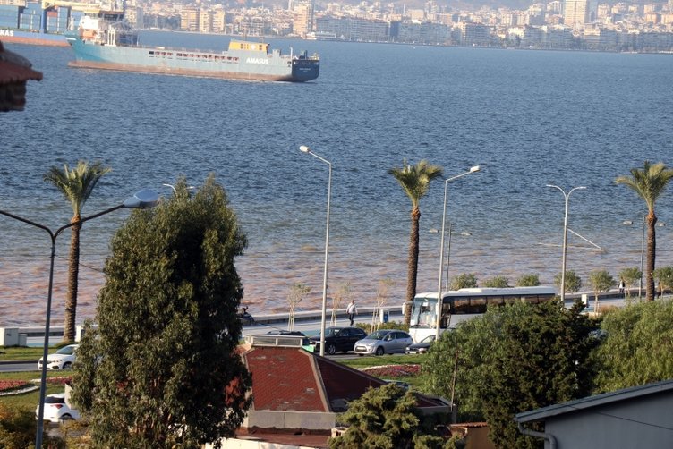İzmir Konak’ta su borusu patladı, denizin rengi değişti