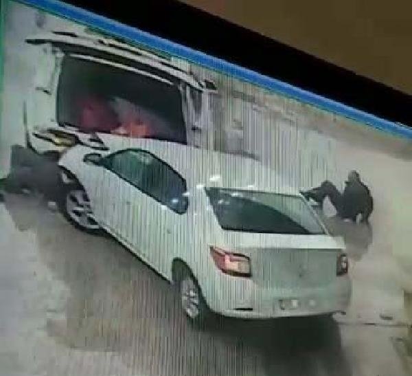 Akaryakıt istasyonunda kaza anı güvenlik kamerasında: 2 yaralı