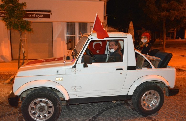 Muğla’da kadın davulcu vatandaşları manilerle sahura kaldırdı