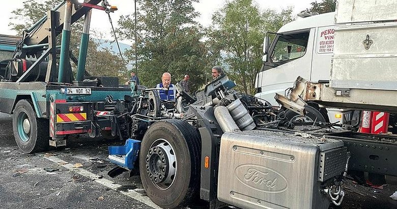 İzmir’de kazanın şiddetinden tırın kabini koptu! Sürücü hafif yaralarla kurtuldu