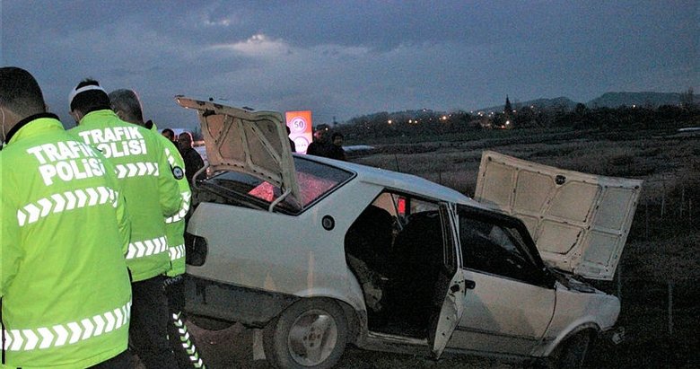 İzmir’de kaza yapan otomobil yol kenarında asılı kaldı