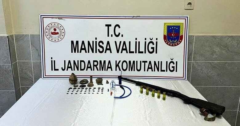 Manisa’da hırsızlık şüphelisinin 2 evinde tarihi obje ve sikkeler ele geçirildi