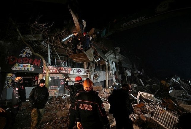 Enkaz altındakiler ne kadar dayanabilir? Hayatta kalma süresi nedir? ZAMANA KARŞI YARIŞ!