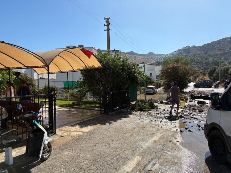 Bodrum’da ana su isale hattı patladı, yol çöktü