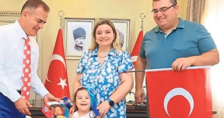 3.5 yaşındaki İnci’nin bayrak sevdası yürek ısıttı
