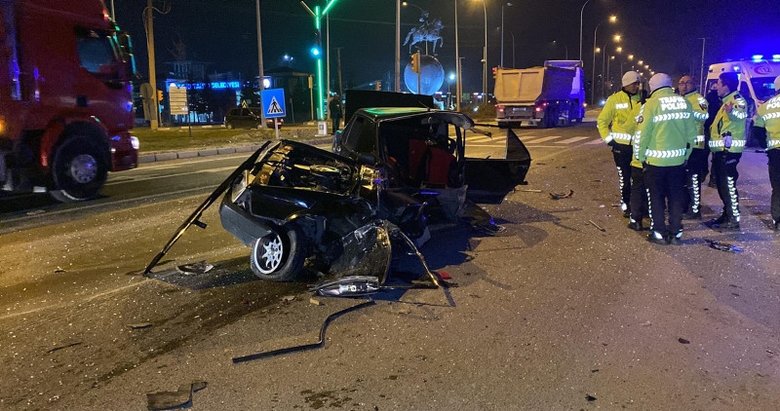 Kütahya’da feci kaza: TIR ile çarpışan otomobil, ikiye bölündü