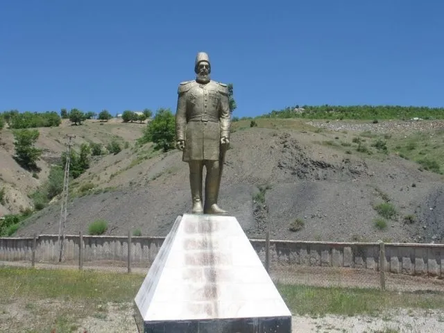 70-yasinda-en-one-atildi-son-sozu-korkaklar-olur-oldu-osmanli-pasasinin-yurek-yakan-destani-1785078976975.jpg