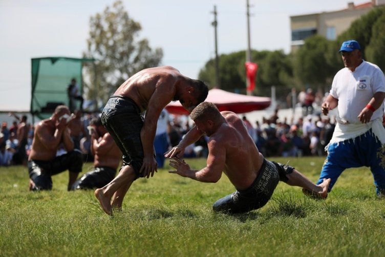 Ege’nin Kırkpınar’ı Helvacı’da pehlivanlar er meydanına indi