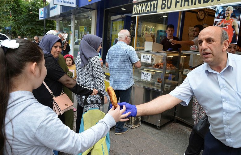 Kütahya’daki fırında Melissa’ya nazar değmesin diye simit dağıtıldı