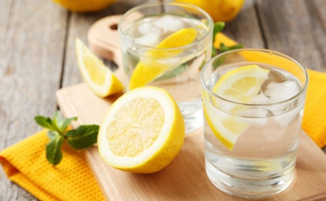 Bir ay boyunca limonlu su içmenin vücuda faydaları...