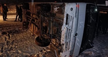 Kontrolden çıkan işçi servisi yan yattı: 3 yaralı