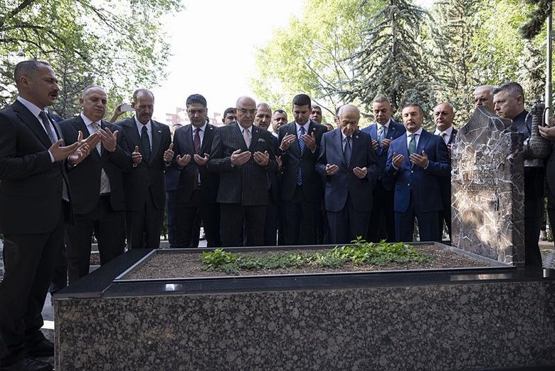 MHP Genel Başkanı Bahçeli, Alparslan Türkeş’in kabrini ziyaret etti