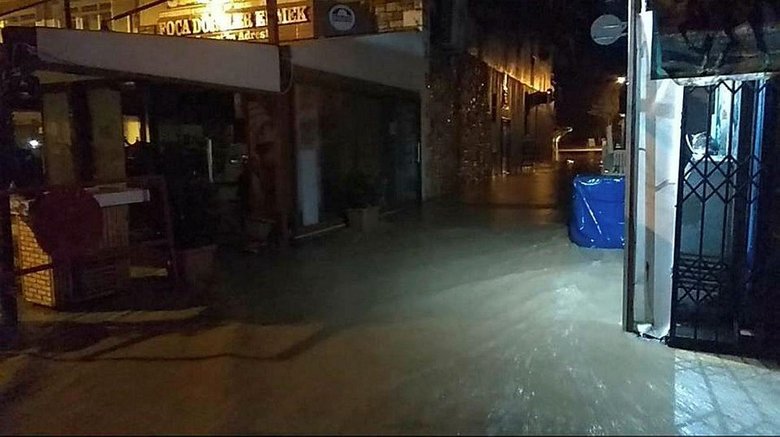 Foça’yı sel vurdu! Sokak ve caddeler suyla doldu