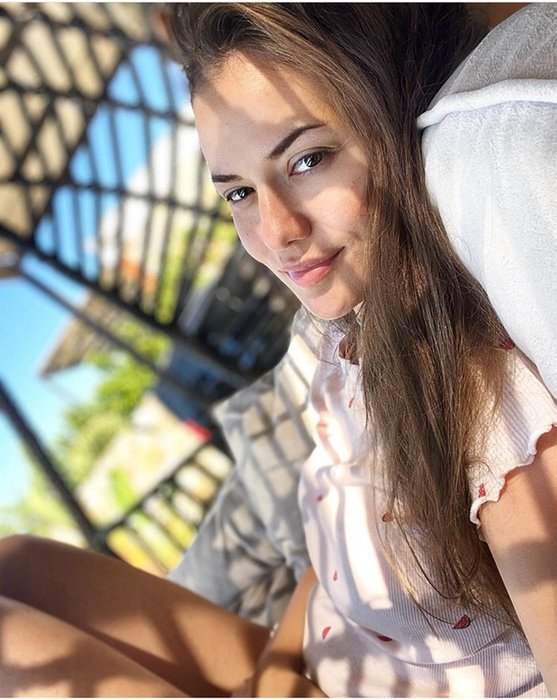 Fahriye Evcen güzelliğiyle mest etti