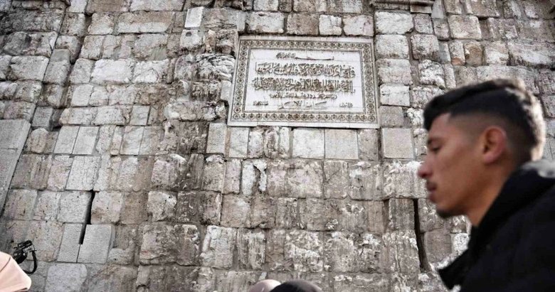 Hafız Esed’in, Şam’da Emevi Camisi’nin duvarındaki ismi çekiçle kazındı