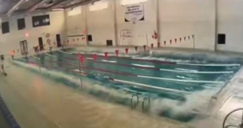 Deprem anında dehşete düşüren görüntü! Havuzda tsunami anları kamerada
