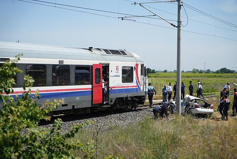 Hemzemin geçitte korkunç son! Otomobilde sıkışıp can verdi