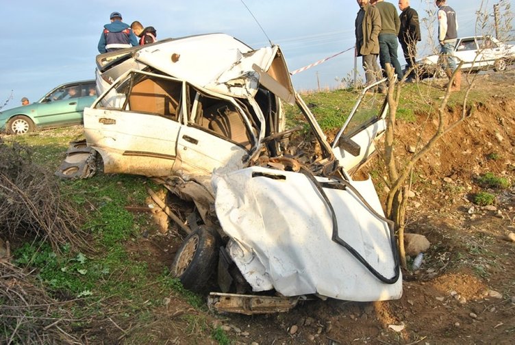 İzmir’de feci kaza! Süt kamyonu ile otomobil çarpıştı