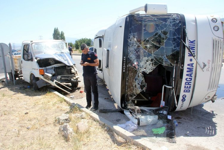 İzmir’de yolu midibüsü kamyonete çarptı! Çok sayıda yaralı var