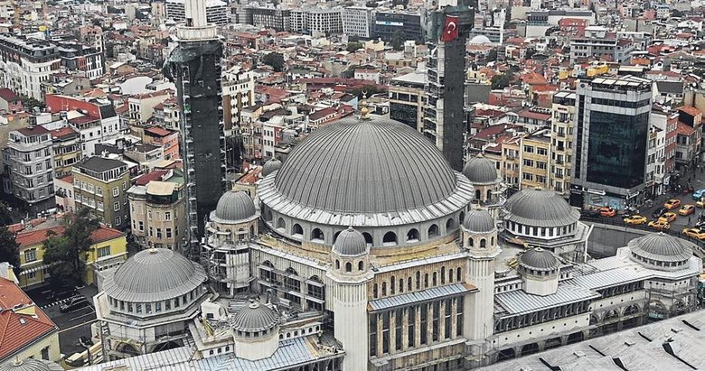 Taksim Camii’nin şerefesi göründü