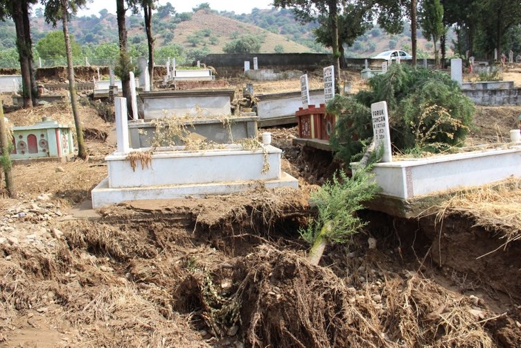Aydın’ı sağanak vurdu! Mezarları söküp götürdü