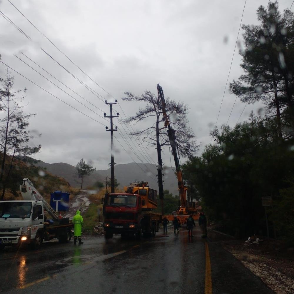 Marmaris’te sağanak yağış! Derelerden akan sular denizin rengini değiştirdi
