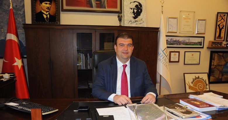 Seferihisar Belediye Başkanı Yetişkin’den skandal çıkış: Yunanistan krizinde Türkiye’yi de suçladı